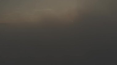 Bulutların Üzerinde Geceyarısı Güneşi 'ne doğru uçuyor. Hava görünümü
