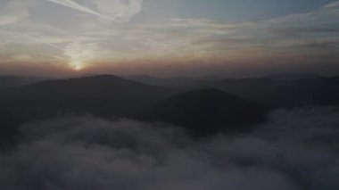 Yukarıya ve Bulutların Arasına Uçuş. Hava görünümü