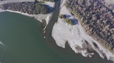 Tuna Nehri üzerinde yaz güneşinde bir yük gemisi