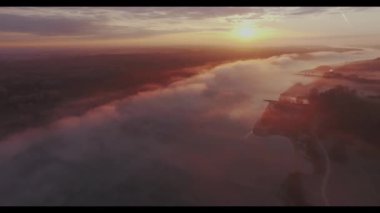 Bulutlu Tuna kıyısı güneş doğarken