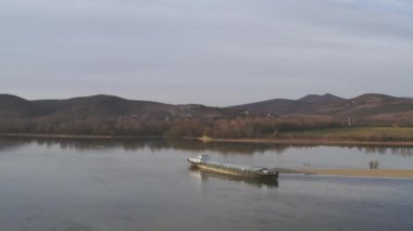 Tuna Nehri 'nde gemi enkazı