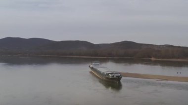 Tuna Nehri 'nde gemi enkazı