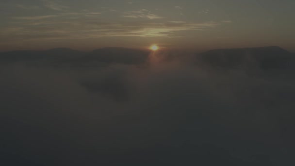 Bulutların Üzerinde Geceyarısı Güneşi Doğru Uçuyor Hava Görünümü — Stok video