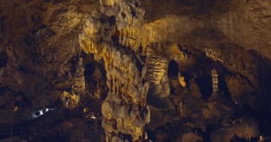 Aggtelek, Macaristan Baradla mağarasının iç. Duvardaki kireç infiltrasyon