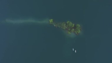 Orta Avrupa 'da Küçük Güzel Bir Adanın İnsansız Hava Aracı Çekimi