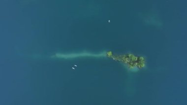 Orta Avrupa 'da Küçük Güzel Bir Adanın İnsansız Hava Aracı Çekimi