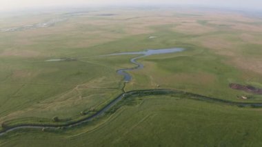 Doğal nehir, Hortobgy Kanalı, Macaristan, hava manzarası. Hortobgy 'nin Antika Nehir Kıvrımı