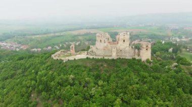 Csesznek, Macaristan - 4K İHA Tepedeki Eski Kale, Hava Atışı