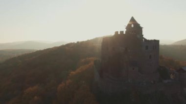 Sonbaharda Macaristan 'da Hollk Kalesi' nin güzel insansız hava aracı videosu