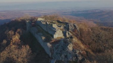 Drgely Castle / Drgely Castle 'ın harabelerinin havadan görünüşü 