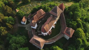 Transilvanya, Romanya, Avrupa ve Havadan bakıldığında güçlendirilmiş Viscri kilisesi ve kalesi