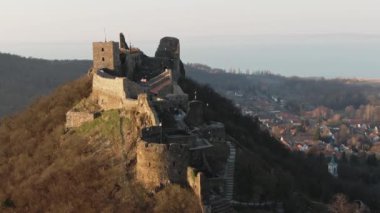 Balaton Gölü yakınlarındaki Szigligeti Kalesi 'nin güneşli havadan görünüşü.