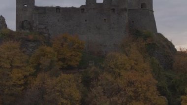 Sonbaharda Macaristan 'da Hollk Kalesi' nin güzel insansız hava aracı videosu