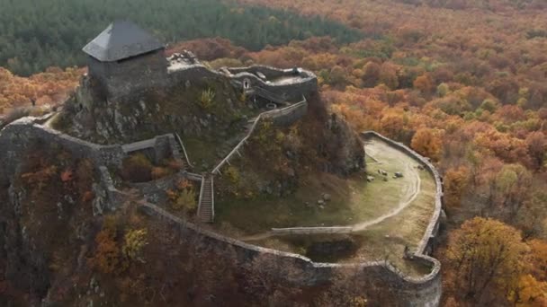 Осенью Венгрии Дрон Пролетел Над Руинами Замка — стоковое видео