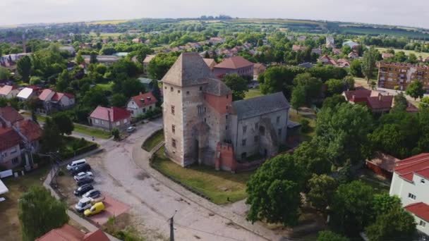 ハンガリーの美しい中世シモントルチェン城のドローン空中眺望 — ストック動画
