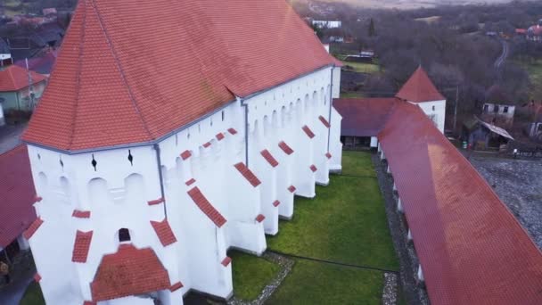 Krajina Slavným Opevněným Kostelem Vysokou Zvonicí Malé Vesničce Drjiu Szkelyderzs — Stock video