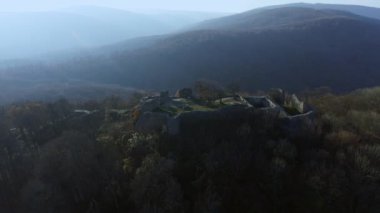 Sonbaharda, Macaristan 'da Hollk Kalesi' nin güzel insansız hava aracı videosu, 4K İHA 'sı Harabelerin etrafında uçuyor.