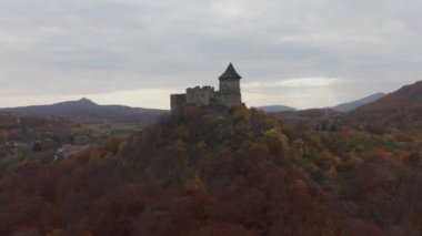 Sonbaharda Macaristan 'da Hollk Kalesi' nin güzel insansız hava aracı videosu