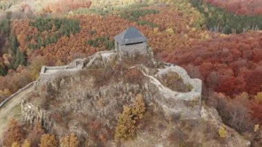 Sonbaharda, Macaristan 'da Hollk Kalesi' nin güzel insansız hava aracı videosu, 4K İHA 'sı Harabelerin etrafında uçuyor.