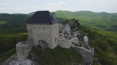 Macaristan 'ın Zemplen dağlarındaki Regec Kalesi.