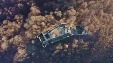 Sonbaharda Drgely Şatosu 'nun harabelerinin hava görüntüsü, 4K İHA Kalenin Harabelerinde Uçuyor