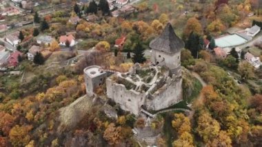 Sonbaharda, Macaristan 'da Hollk Kalesi' nin güzel insansız hava aracı videosu, 4K İHA 'sı Harabelerin etrafında uçuyor.