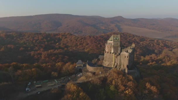 Prachtige Drone Video Van Hollk Castle Herfst Hongarije Drone Vliegen — Stockvideo