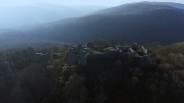 秋のホーク城の美しいドローンビデオ ハンガリー 4Kドローンが城の遺跡の周りに飛んでいる — ストック動画
