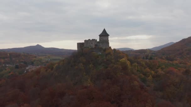 ハンガリーの秋のホーク城の美しいドローンビデオ — ストック動画