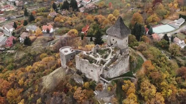 匈牙利 霍尔克城堡的美丽的无人机视频 4K无人机在城堡的废墟中飞来飞去 — 图库视频影像