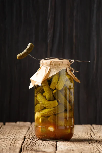 Zelfgemaakte Gepekelde Komkommers Een Doorzichtige Glazen Pot Met Een Ambachtelijk — Stockfoto