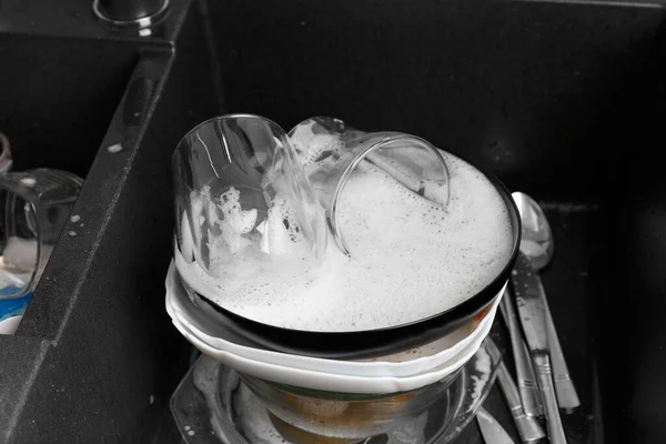Bulaşık Yıkama Kavramı Mutfak Manzarasında Siyah Taştan Bir Lavaboda Deterjandan — Stok fotoğraf