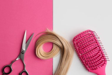 Düz kompozisyon, açık sarı saçlar, tarak, makas ve arka plandaki yazı için alan. Kuaför servisi