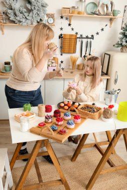 Genç güzel kızlar el yapımı sabun yaparlar. Müşterek kadın işi. Bahar Festivali 'ne hazırlanıyorum. Kek ve çiçek şeklinde sabun. Hobi, yaratıcı süreç.