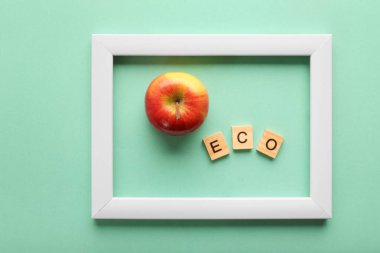 Yeşil arka planda beyaz çerçeve, üst manzara. Minimalizm. İş planı, ayın planı. Görüntü için yer açın. Yankı kutsaması