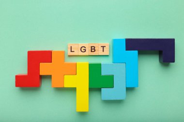 Renkli arka planda gökkuşağı renk küpleri. LGBT haklarının sembolü. Eşitlik kavramı, eşit haklar. Çok renkli soyutlama.