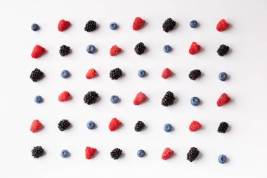 Kusursuz desenli böğürtlen ve yaban mersini. Tropik soyut arka plan. Beyaz arka planda yassı böğürtlen ve yaban mersini. Faydalı dutların soyut arkaplanı