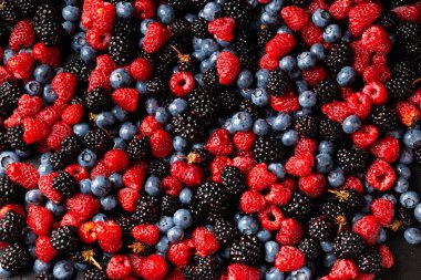 Kusursuz desenli böğürtlen ve yaban mersini. Tropik soyut arka plan. Düz ahududu böğürtlen ve yaban mersini. Kullanışlı böğürtlen üst görünümünün soyut arkaplanı