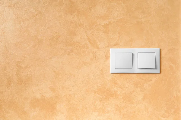 Doku Duvarının Arka Planında Elektrik Için Beyaz Plastik Çift Anahtar — Stok fotoğraf