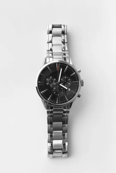 男子腕表与黑色表盘 计时器和一个白色背景的金属手镯 顶部视图 商人的配件 — 图库照片