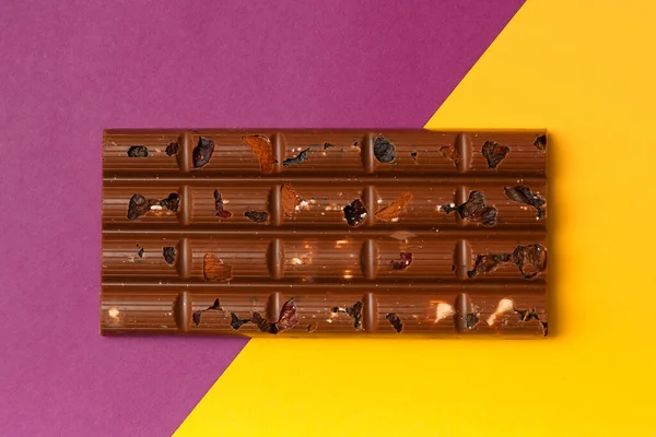 Una Barra Entera Chocolate Con Leche Con Nueces Pasas Una —  Fotos de Stock