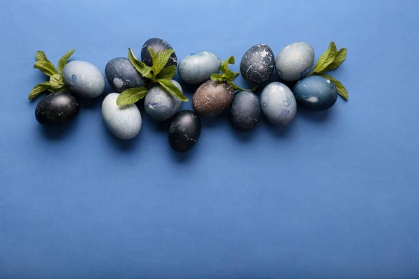 蓝色背景上的蓝色蛋 复活节的概念 用芙蓉染色 天然染料 准备度假 各种深蓝色 — 图库照片
