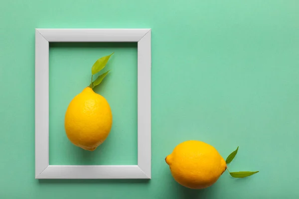 Nane arkaplanlı limonlar ve metin için yer. Taze yeşil ve sarı renk. Çerçeve manzaralı limonlar. Taze yaz bayrağı minimalist tarzda