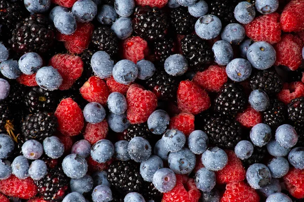 无缝图案的覆盆子黑莓和蓝莓 热带抽象背景 弗拉特利覆盆子黑莓蓝莓有用浆果的背景摘要 — 图库照片