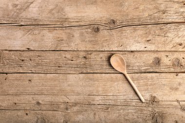 Ahşap mutfak kaşığı, eski ahşap arka plan görünümlü, metin için yeri olan..
