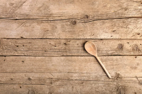 Ahşap mutfak kaşığı, eski ahşap arka plan görünümlü, metin için yeri olan..