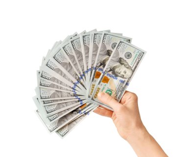 100 dolarlık banknotların çoğu beyaz arka plan manzaralı bir vantilatörde katlanır. Para, banknotlar kadınların elinde. Başarı, iş, zenginlik kavramı.