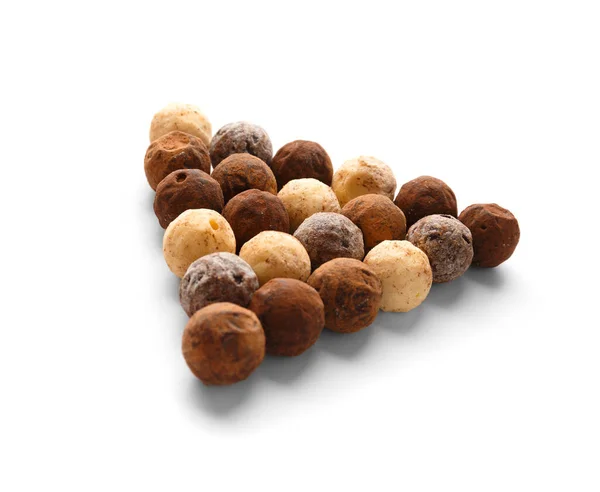 Kulaté Bonbóny Mléka Černé Bílé Čokolády Tvaru Trojúhelníku Bílé Izolaci — Stock fotografie