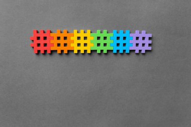 Arkaplanda farklı renkte parçalar ve metin için yer. Gökkuşağı renkleri, soyutlama. Eğitici oyuncaklar, çocuk gelişimi. Renkler üzerine çalışma. Labirent, elementlerin bağlantısı.