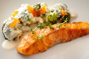 Sos soslu somon bifteği ve kırmızı balık havyarı. Yararlı bir kahvaltı. Sebzeli kızarmış somon..